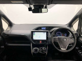 シンプルながら機能性あふれる運転席廻りです。視界性もよく、運転しやすいですよ。