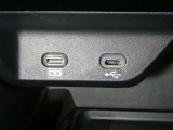 【充電用USB端子】デバイスの充電に便利です。※実際の接続端子は写真で確認or店舗までご気軽にお問合せください♪