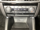 温度の設定のみで快適な風量やモードなどを自動調整してくれるフルオートエアコンを装備!