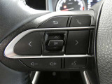 【ステアリングスイッチ】ステアリングから手を伸ばさなくても簡単にオーディオコントロールできますので、安全ですね。