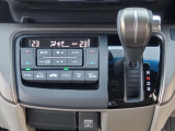 運転席より操作性の良いシフトレバーと、オートエアコンのスイッチ等の画像です。