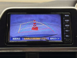バックガイドモニター付きです。車の後方に小型カメラが付いており、バックする際の後方の様子をモニター上に表示します。