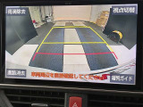 こちらのバックカメラは画面にラインが表示されておりますので、バック時のクルマの進行方向の目安になります。より高いレベルで車庫入れをサポートする、便利な機能ですね。