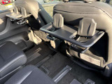 セレナのサードシートシートバックテーブルは、後席乗員のための便利なテーブル。停車中の食事や作業、遊び心を満たすスペースとして使え、快適なロングドライブを実現します。