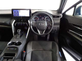 革巻きステアリングで快適な操作性の運転席です。