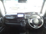 大きなフロントガラスで広々とした視界の運転席まわりです。