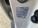 タイヤの空気圧調整のシールになります。