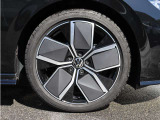 225/40R18タイヤ/7.5J &times; 18アルミホイール。R-Line専用のスタイリッシュなデザイン。