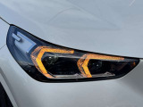 LEDヘッドライト。先進のLEDテクノロジーを採用。照射される白色光の周波特性は太陽に近く、バイキセノンヘッドライトを上回るコントラストでさらに明るく輝きます。悪天候の日でも優れた視認性を発揮します。