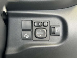 日本の駐車場は幅が広くないところが多くて、乗り降りが大変だったりしますよね。電動ミラーがあれば、室内でミラーをたためるので、駐車するときも便利ですね。