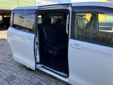 両側パワースライドドア付きだから、狭い駐車スペースなどでの 乗り降りラクラク!小さなお子さまのいるご家庭には嬉しい装備。