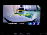 【バックカメラ】運転が苦手な方も車庫入れラクラクです!ギアをリバースに入れれば自動的に切り換わりますので、面倒な操作は不要です♪狭い駐車場もお車を傷つけず安心ですね!