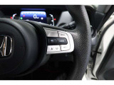 Hondaセンシングの機能のひとつ、アダプティブクルーズコントロール付!アクセルから足を離しても設定したスピードと前車との車間を保ち走行してくれます!車線維持もアシスト☆高速道路で疲労軽減ですね☆