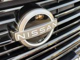 NISSANエンブレムに内蔵されたセンサーで2台前を走る車両を検知し注意を喚起してくれるインテリジェントFCW(前方衝突予測警報)が付いています!高速道路の走行時に前が見えないときなどに役立ちます!