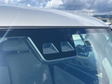 【スマートアシスト】スマートアシストは、前方車両や歩行者を検知して衝突回避を支援する先進安全システムです。事故リスクを低減し、安心してドライブを楽しめます。