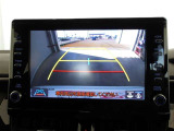 バックモニター付きで馴染みのない場所や駐車場、車庫入れをサポートします。