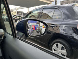 BSW(後側方車両検知警報)ブザーとともに、ブレーキを制御することで車両をもとの車線内に戻すような力を短時間発生させ、車両との接触を回避するようドライバーのステアリング操作をアシストします。