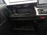 車検証などの収納に便利なグローブボックスです。