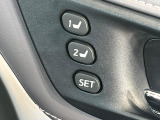 【メモリー機能付きパワーシート】ドライバーごとに設定したシート位置を記憶して、ボタン一つで切り替えできる便利な機能!運転する方が複数名いらっしゃるご家庭におすすめです♪