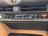 デュアルエアコンとは、運転席と助手席で、個別に温度設定ができる機能です。気温の感じ方は、人それぞれ違うもの。乗る人に優しい機能ですね。