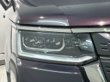LEDヘッドライトは、点灯の瞬間から最大光量を発揮し、突然暗くなるトンネルなどでの安定感を高めます。