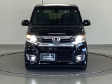 ディスチャージヘッドライト【HID】を装備していますのでとても明るく、夜間の走行や雨の日も安全・安心です。