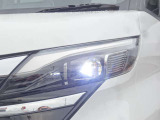 【アダプティブLEDヘッドライト】夜間走行時対向車を感知し、対向車がいるところだけ自動でハイビームの切り替えをしてくれるので、良好な視界を確保し安心して運転できます☆