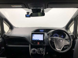 シンプルながら機能性あふれる運転席廻りです。視界性もよく、運転しやすいですよ。