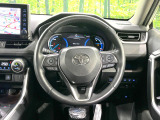 【純正革巻きステアリング】上質な革を使用することで、手にしっかり馴染みとても運転しやすいハンドルです♪
