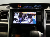 【フルセグTV】休憩中も鮮明な映像で、車内がプライベートなリビングに早変わり。目的地へ着いた後も、車内でのんびり過ごす贅沢な時間を楽しめます。