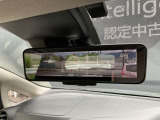 インテリジェントルームミラーは、車両後方のカメラ映像をミラー面に映し出すので、同乗者や積み荷などの車内状況や、天候などに影響されずいつでもクリアな後方視界が得られます。
