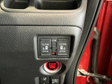 【リア両側パワースライドドア】リモコンなどで自動開閉。Hondaスマートキーを携帯していれば、軽い力で解錠とドアオープンが行えます。半ドア状態まで閉めると、自動的に全閉する機能付き。
