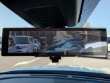 スマートルームミラーは、車両後方のカメラ映像をミラー面に映し出すので、同乗者や積み荷などの車内状況や、天候などに影響されずいつでもクリアな後方視界が得られます。