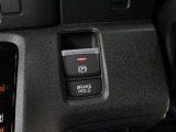 【電子パーキングブレーキ】電子制御のパーキングブレーキと、信号待ちや渋滞に便利なオートブレーキホールドを装備しております。ブレーキペダルから足を離しても自動的に停車状態を保持してくれる便利な機能です
