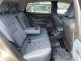 ★リアシート★昔に比べて足元がゆったり広くなりました。運転席だけではなく、すべての席に座ってみて下さい。同乗者様もきっと喜ばれると思います。