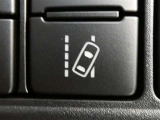 「レーンディパーチャーアラート」セットスイッチ。車線または走路からの逸脱の可能性を警告すると共に、車線または走路からの逸脱を避けるためのハンドル操作の一部を支援する機能です。