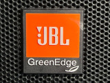 【JBLサウンドシステム】メーカーオプションの高品位サウンドシステムを搭載。専用のチューニングが施された大小様々なスピーカーから良質なサウンドが奏でられ、臨場感あふれる音響空間を演出します。