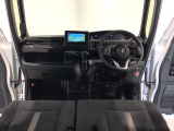 【前方視界】開放的な前方視界!運転がしやすく疲れにくいです♪窓が大きく、見通しがとっても良いおクルマですよ♪