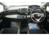 運転にかかわる様々な操作を安全に行えるように視点移動が少なく、操作性に配慮されたスイッチ類が凝縮されたコクピットです。