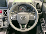 インテリアに合わせたデザインのステアリングは、運転される方のことも考え、運転しやすい形状、大きさです。是非一度、実際に触ってお確かめください。