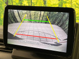 【バックカメラ】駐車時に後方がリアルタイム映像で確認できます。大型商業施設や立体駐車場での駐車時や、夜間のバック時に大活躍!運転スキルに関わらず、今や必須となった装備のひとつです!