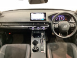 使いやすいレイアウトのダッシュボード周辺です。オートエアコンや小物入れなど嬉しい装備が満載です。