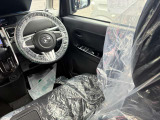 運転席はこちらです。プライベートな車内なのでリラックスできる空間を。