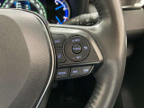 前方の車との車間を設定し、スピードを上げたり緩めたりを自動で行ってくれる追尾式の「レーダークルーズ」。上級装備の一つです!高級車にしかつかない嬉しい機能です。