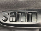 パワーウィンドのスイッチです。運転席に座りながら、助手席や後席の窓を開け閉めできるので大変便利ですよ。