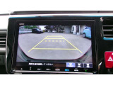 バックカメラの画像です。ガイドラインがスムースな車庫入れをサポートいたします。車庫入れの安心感がアップしますね。