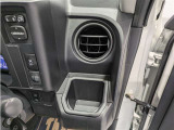 便利なカップホルダーを装備しています。 缶ジュースを開けて運転していると振動で倒れないかヒヤヒヤ、意外と置き場に困るもの。 意外に重要な装備ですね。
