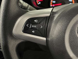 ステアリングスイッチ付きで、運転中に視線を前に向けたまま操作できます。