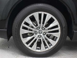19インチアルミホイール(スーパークロームメタリック塗装)が装着されています。タイヤサイズ225/55R19