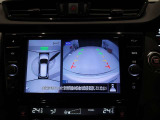 パノラミックビューモニター付きです。車両を上から見たような映像をディスプレイオーディオ画面に表示。運転席からの目視だけでは見にくい、車両周辺の状況をリアルタイムでしっかり確認できます。